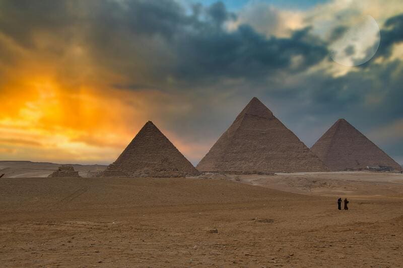 Pyramides de Gizeh coucher de soleil