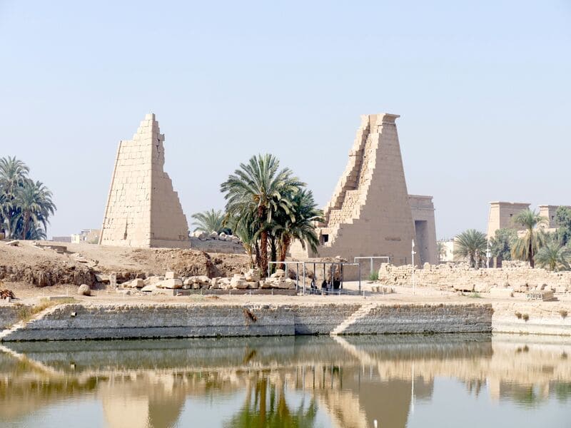 lac dans le temple karnak louxor