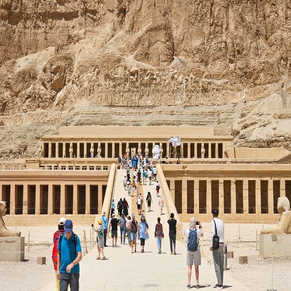 visiteurs devant le temple d'Hatchepsut