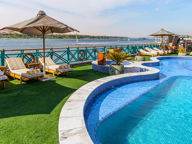 Piscine sur le pont d'une bateau de croisière sur le nil