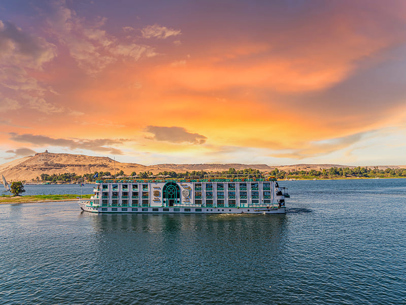 bateau de croisière au coucher du soleil