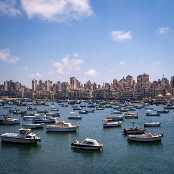 bateaux dans le port d'alexandrie