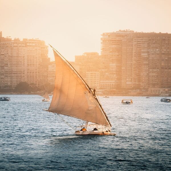 felouque sur le nil au coucher de soleil